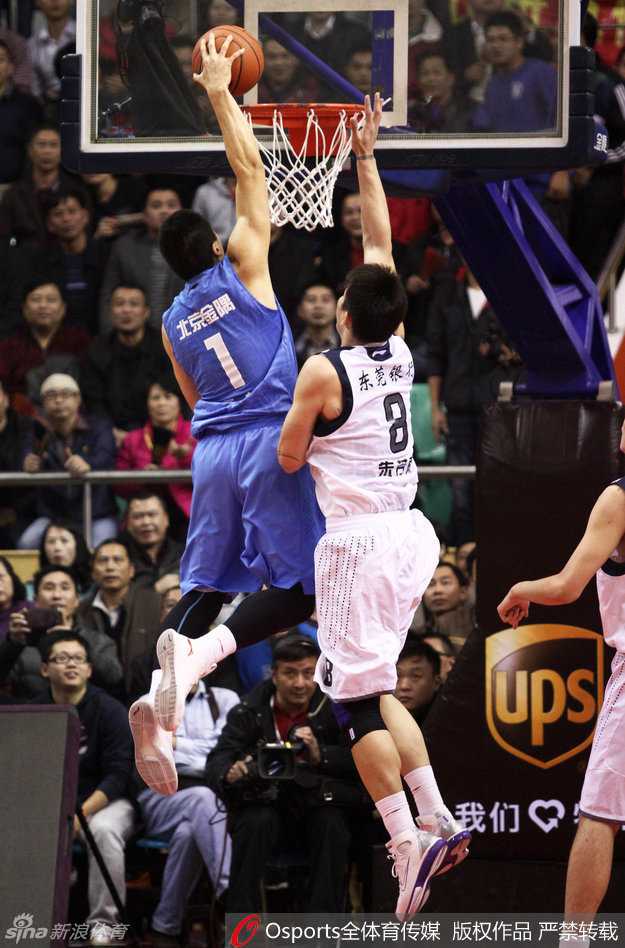 河南骄子“勒布朗根”:从能跳的胖子到三冠王,用职业生涯书写一人对抗一座城的传奇 全明星赛上的李根完成一记势大力沉的战斧劈扣,身体在空中完全舒展,仿佛悬挂在半空