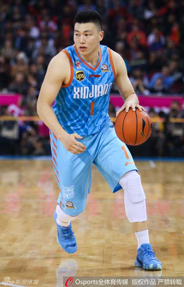 河南骄子“勒布朗根”:从能跳的胖子到三冠王,用职业生涯书写一人对抗一座城的传奇 李根在新疆队夺冠后忘情嘶吼,青筋暴起,将所有压力与委屈化作夺冠瞬间的宣泄