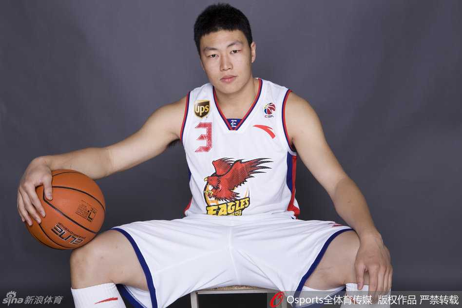 河南骄子“勒布朗根”:从能跳的胖子到三冠王,用职业生涯书写一人对抗一座城的传奇 李根在上海队时期,青涩的脸庞上挂着汗珠,但目光中已透露出初生牛犊不怕虎的锐气