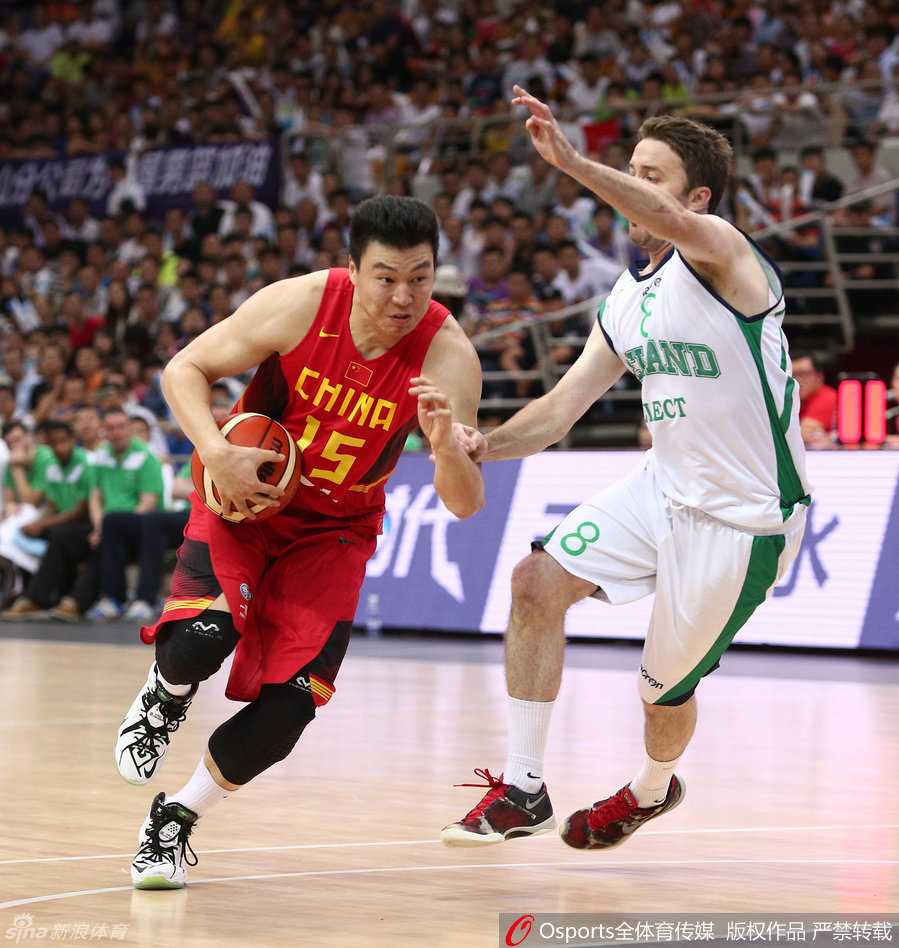 河南骄子“勒布朗根”:从能跳的胖子到三冠王,用职业生涯书写一人对抗一座城的传奇 李根在亚锦赛出手三分后仍保持着投篮手型,皮球在空中划过一道优美弧线,篮筐后的球迷目光紧紧追随