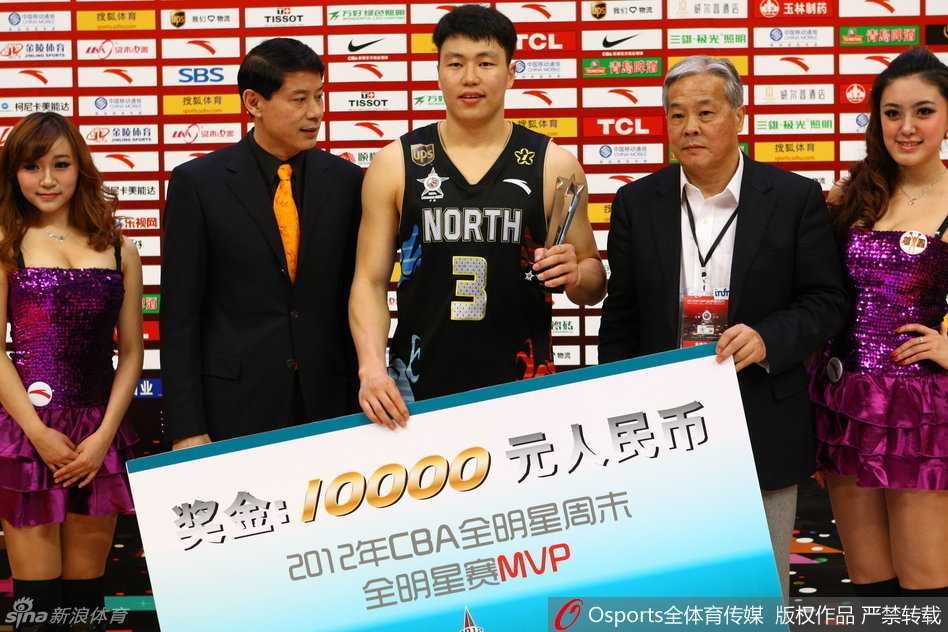 河南骄子“勒布朗根”:从能跳的胖子到三冠王,用职业生涯书写一人对抗一座城的传奇 在五棵松体育馆漫天嘘声中,李根面无表情执行罚球,坚毅的背影与身后模糊的球迷看台形成鲜明对比