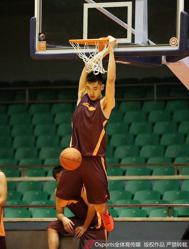 训练结束后，比斯利赤裸着上身走向场边，夕阳的余晖勾勒出他满背的纹身轮廓，他拿起水瓶大口喝水，眼神中透露出对新赛季的坚定与期待。