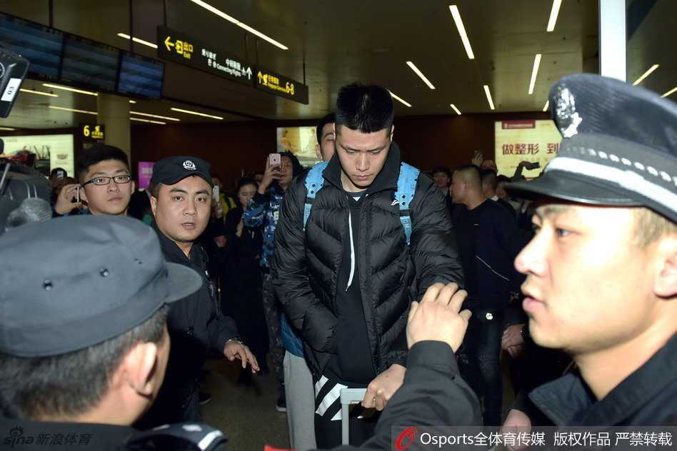 泪目迎英雄 辽篮三将纯爷们回家 目光坚毅的辽篮球迷们高高举起手中的标语牌,上面“与辽同在”四个大字,是他们此刻心中最滚烫的誓言。