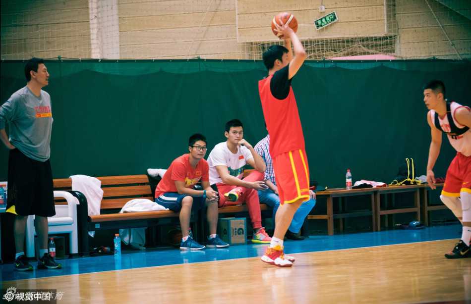 泳坛飞鱼恋上篮球场 孙杨探班男篮引跨界遐想 看完了精彩的战术配合,孙杨身体后仰放松,仿佛自己刚刚完成了一次成功的防守,那种参与感让他完全沉浸在了篮球的世界里。