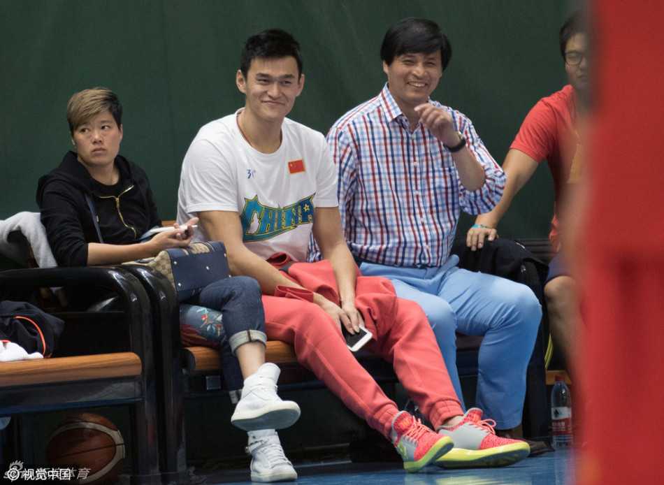泳坛飞鱼恋上篮球场 孙杨探班男篮引跨界遐想 看着场上的激烈对抗,孙杨忍不住与父亲交流起来,脸上带着跃跃欲试的微笑,仿佛在对父亲说:要不我也下场去比划两下?