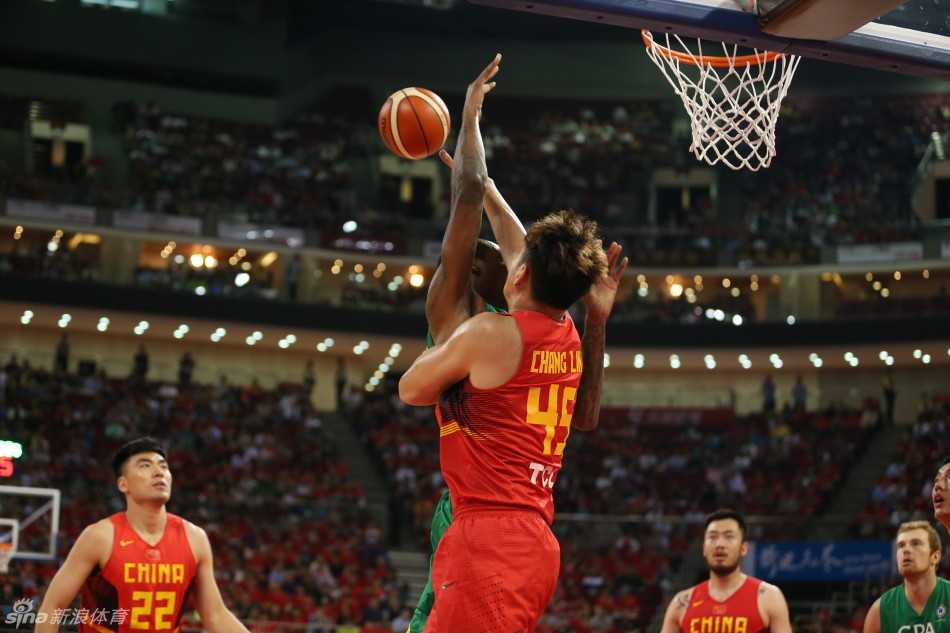 洛阳盛夏篮球夜:中国男篮热身赛全胜夺目,新星老将齐闪光 手感火热的李根在三分线外果断出手,篮球划出一道美丽的弧线直钻网窝,仿佛要将篮筐点燃。