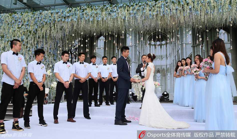 津门体坛传佳话:女排侠女李莹与男篮中锋徐磊十年爱情长跑终成眷属 在婚礼的尾声,新人携手放飞象征希望与梦想的气球,他们笑容满面,在亲朋好友的欢呼声中开启了人生的新旅程。