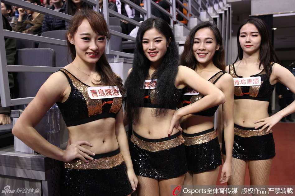 活力全开陈梓童助阵CBA全明星赛,啦啦队热舞点燃赛场 歌手陈梓童以一身动感造型亮相CBA全明星赛开幕式,全情投入地演唱加油曲《One more》,创意十足的舞台表现力瞬间点燃全场