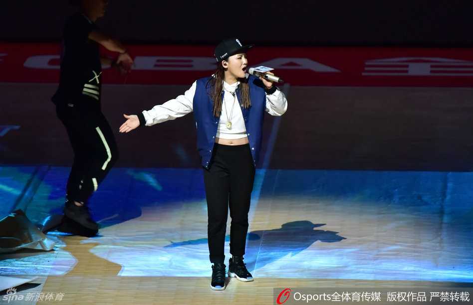 活力全开陈梓童助阵CBA全明星赛,啦啦队热舞点燃赛场 一位美艳的举牌女郎成为场边焦点,她手持下一节比赛提示牌,即便在短暂的休息时刻,也保持着专业的微笑和迷人的姿态