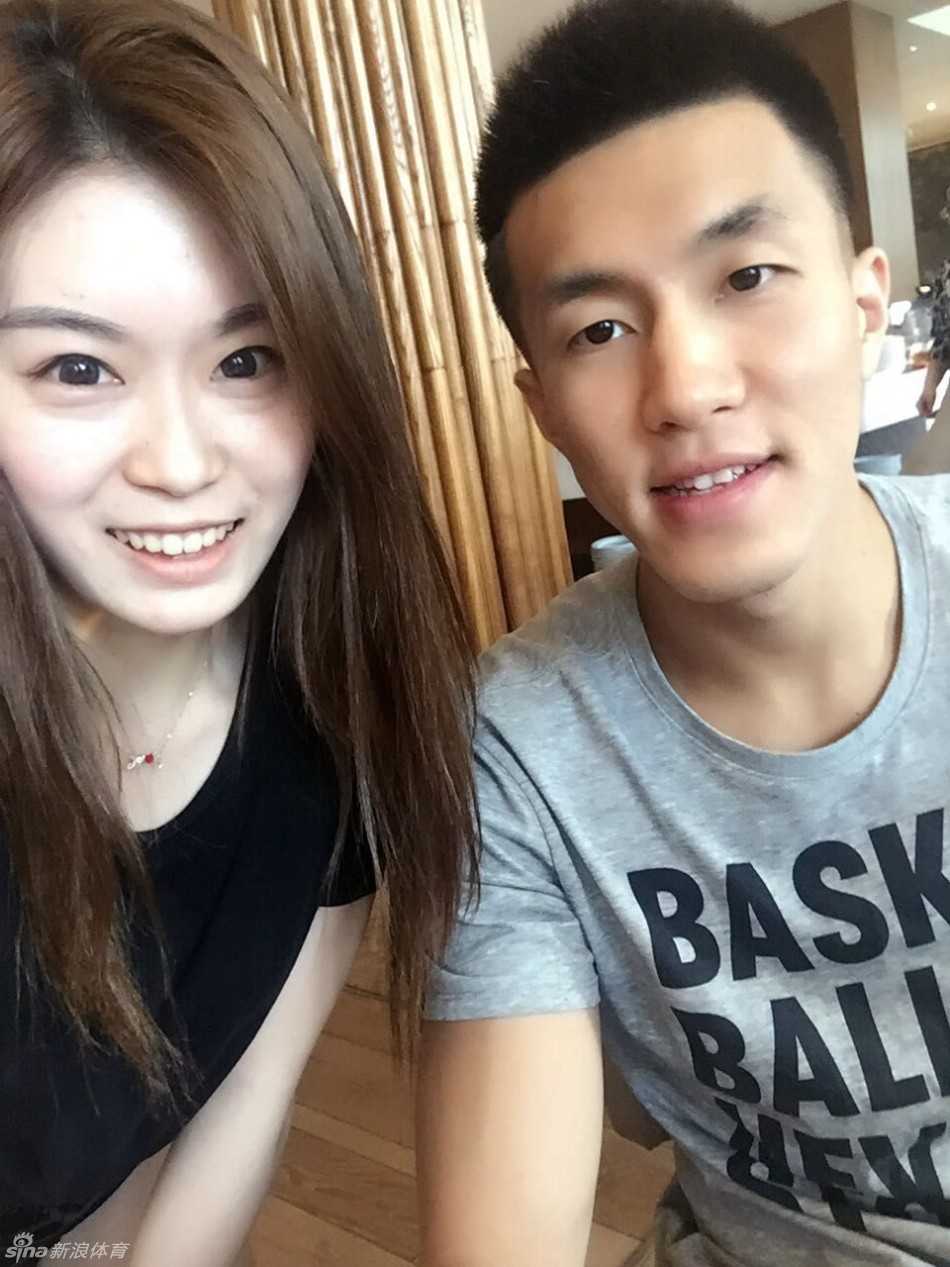 活力铸就梦想:啦啦队的热血征程与追光瞬间 女孩展示着郭艾伦亲笔签名的珍贵球衣,背景是喧闹的球场,她眼中闪烁着激动与幸福的光芒,这一刻将成为永恒的记忆。