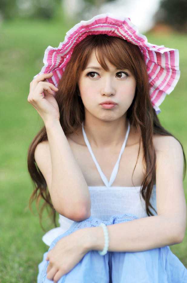 流川哈娜:当灌篮高手的热血,映照在最美球迷的私房照里 她双手捧着迷你篮球框道具,对着镜头露出俏皮的微笑,身后的篮球元素装饰让整个画面动感十足