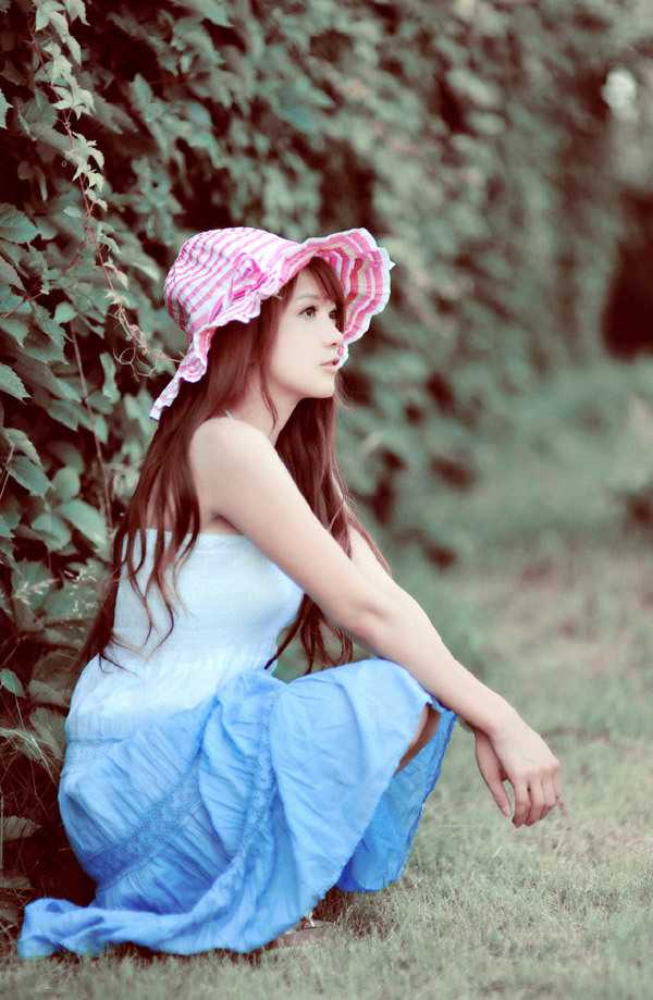 流川哈娜:当灌篮高手的热血,映照在最美球迷的私房照里 她慵懒地靠在墙边,手指轻轻拨弄着篮球,仿佛下一秒就要模仿起流川枫练习后的疲惫与从容