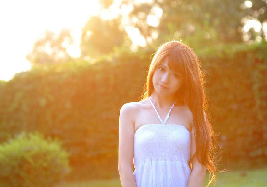 流川哈娜:当灌篮高手的热血,映照在最美球迷的私房照里 流川哈娜身穿湘北红色球衣,在午后的暖阳中抱膝而坐,眼神里满是对篮球少年们的温柔期待