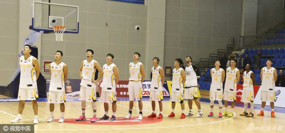 浙江大胜北控豪取季前赛连胜 深圳力克新疆演复仇好戏 顾全在三分线外压低重心,如同猎豹般冷静地运球观察,眼神犀利地寻找着撕裂新疆队防线的良机