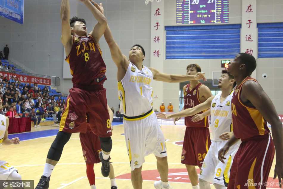 浙江大胜北控豪取季前赛连胜 深圳力克新疆演复仇好戏 浙江外援沃伦像一道白色闪电,紧紧贴防着试图突破的北控核心麦克鲁姆,两人肌肉碰撞的火花仿佛穿透了屏幕