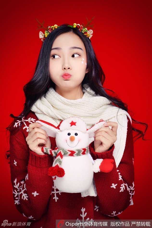 浙江稠州银行蕞红啦啦队圣诞写真:青春绽放,温暖冬日赛场 气质温婉的女孩闭眼轻碰小雪人的鼻子,这一刻,冰雪仿佛也被她的温柔融化,画面里充满了童真与浪漫的气息。