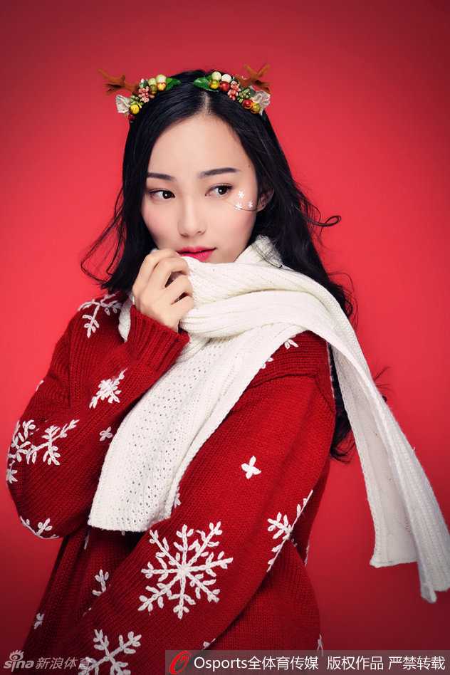 浙江稠州银行蕞红啦啦队圣诞写真:青春绽放,温暖冬日赛场 香肩微露,女孩身着圣诞风格的服饰,既保留了少女的羞涩,又透露出一点点成熟的小性感,手中的礼物更是点睛之笔。