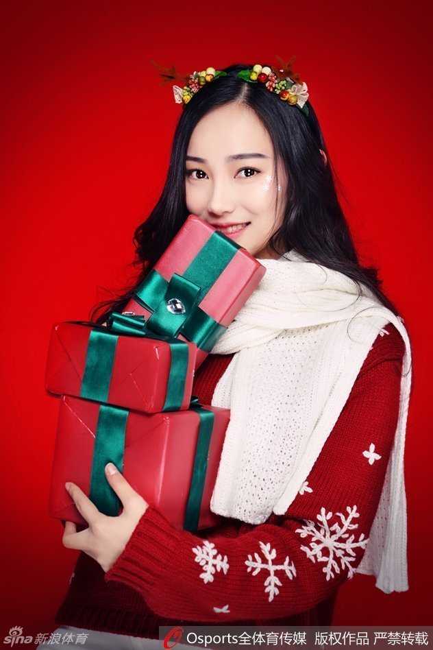 浙江稠州银行蕞红啦啦队圣诞写真:青春绽放,温暖冬日赛场 甜美可人的女孩在圣诞树前笑得像个孩子,这份发自内心的喜悦极具感染力,让人忍不住跟着她一起嘴角上扬。
