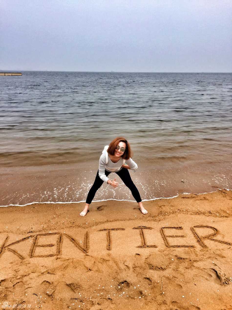 海上篮球盛宴:肯帝亚男篮与歌诗达幸运号的激情嘉年华 在拥挤的人群中,一位球员正半蹲着身子,耐心地为一位坐在轮椅上的老球迷在纪念品上签名,旁边的人纷纷投来赞许的目光。