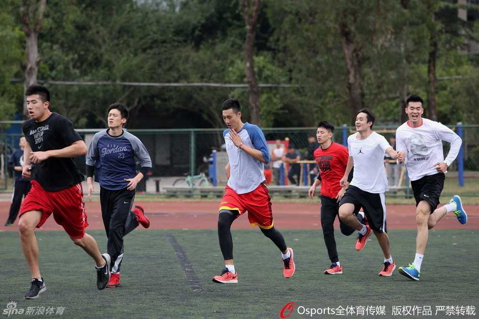 海埂欢笑与汗水:中国男篮田径场的“痛”并快乐着 一位留着浓密胡须的男篮队员在进行步伐训练时,神情恍惚且陶醉,仿佛沉浸在自我的音乐节奏中,他的这一“灵魂出窍”瞬间被队友们争相模仿