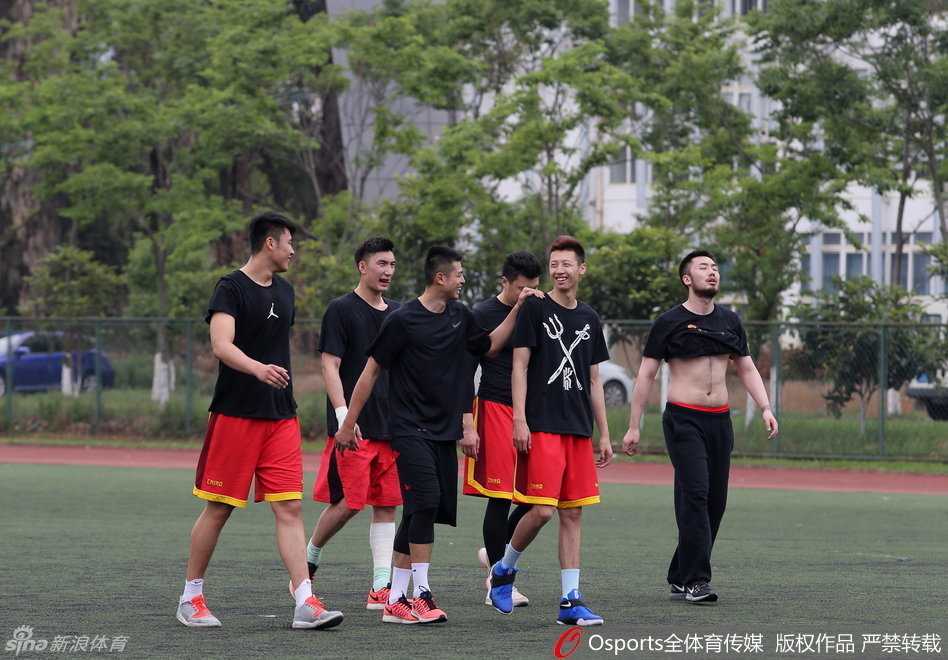 海埂欢笑与汗水:中国男篮田径场的“痛”并快乐着 男篮队员在跑圈间歇互相模仿对方的表情和动作,有人嘟起嘴巴模仿金鱼,夸张的神态和动作让整个田径场充满了欢笑声,训练氛围轻松愉悦