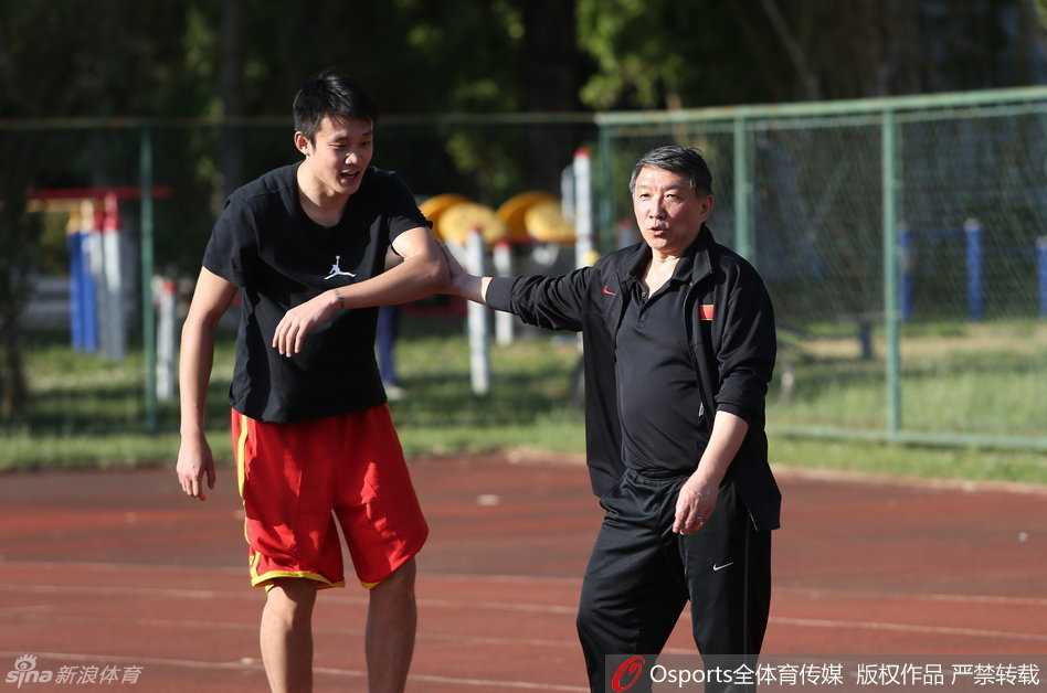 丁彦雨航在台阶测验后力竭，主帅宫鲁鸣急忙上前一把拉住爱徒，防止他因脱力摔倒。