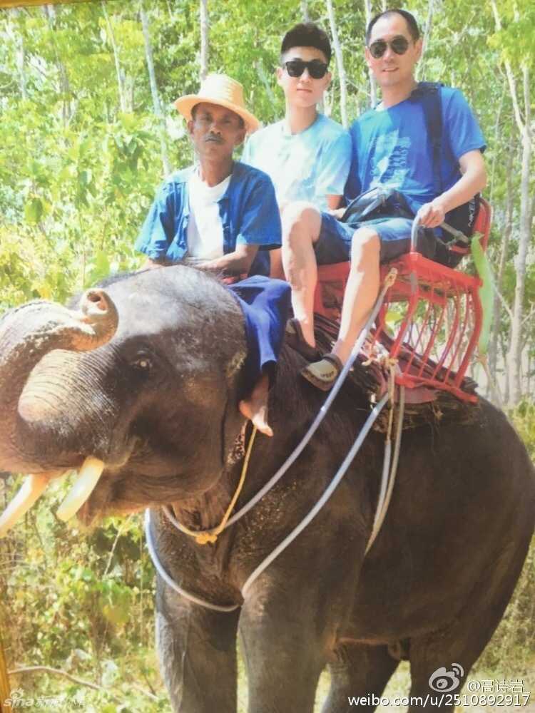 海边沉思与球场蜕变,辽宁后卫高诗岩的成长印记 高诗岩与父母在海边亲密合影,父母脸上满是骄傲与慈爱,背景是广阔无垠的蔚蓝大海