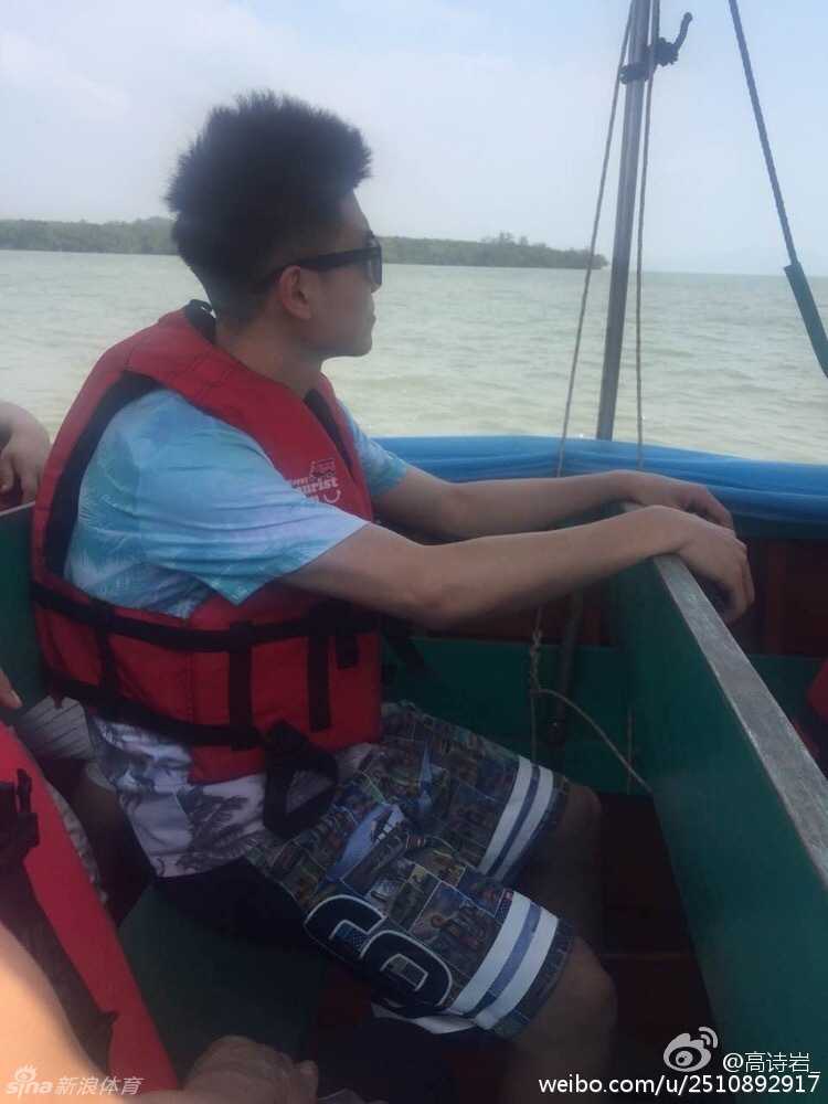 海边沉思与球场蜕变,辽宁后卫高诗岩的成长印记 高诗岩与父亲并肩坐在小船上,两人手握船桨,脸上洋溢着轻松惬意的笑容,享受着海面上的亲子时光