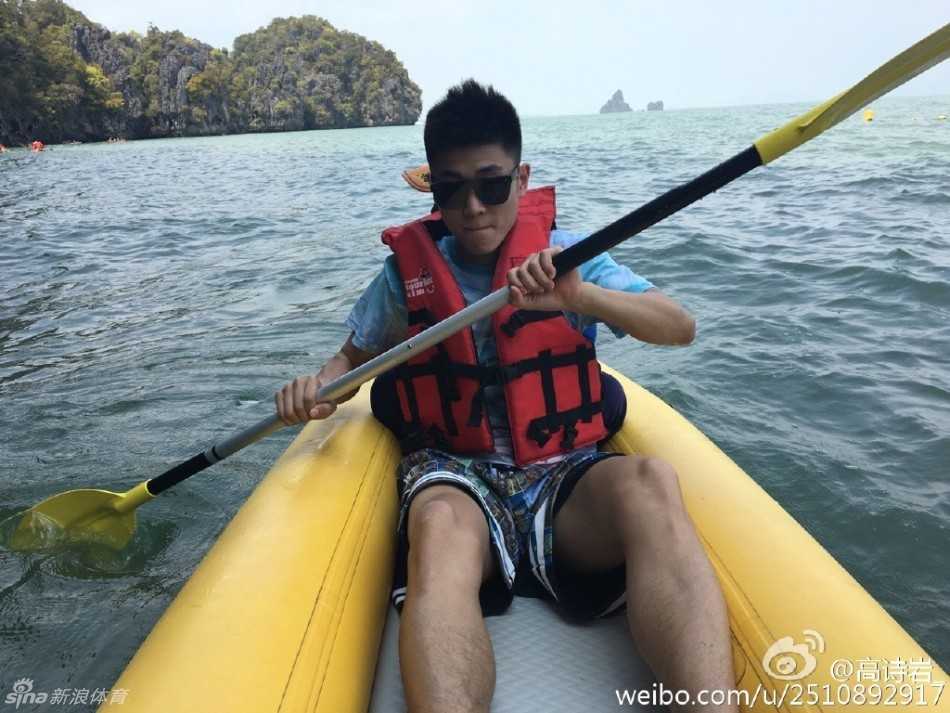 海边沉思与球场蜕变,辽宁后卫高诗岩的成长印记 高诗岩独自一人奋力划动划艇,手臂肌肉紧绷,眼神专注地望向前方,在宽阔的水面上展现出运动员的强劲体魄