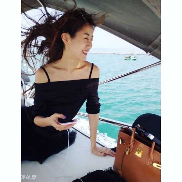 海风见证的爱恋 孙悦陈露海边假期甜蜜依旧 夕阳的余晖洒在沙滩上,孙悦牵着陈露的手走在潮汐边缘,留下两串长长的脚印。