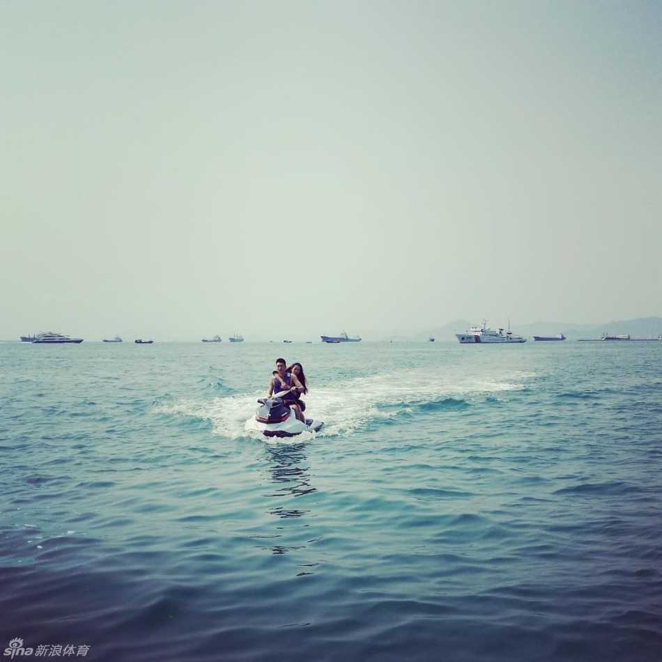 海风见证的爱恋 孙悦陈露海边假期甜蜜依旧 孙悦与陈露脸贴着脸,两人闭眼享受海边的阳光与微风,神情放松而亲密。