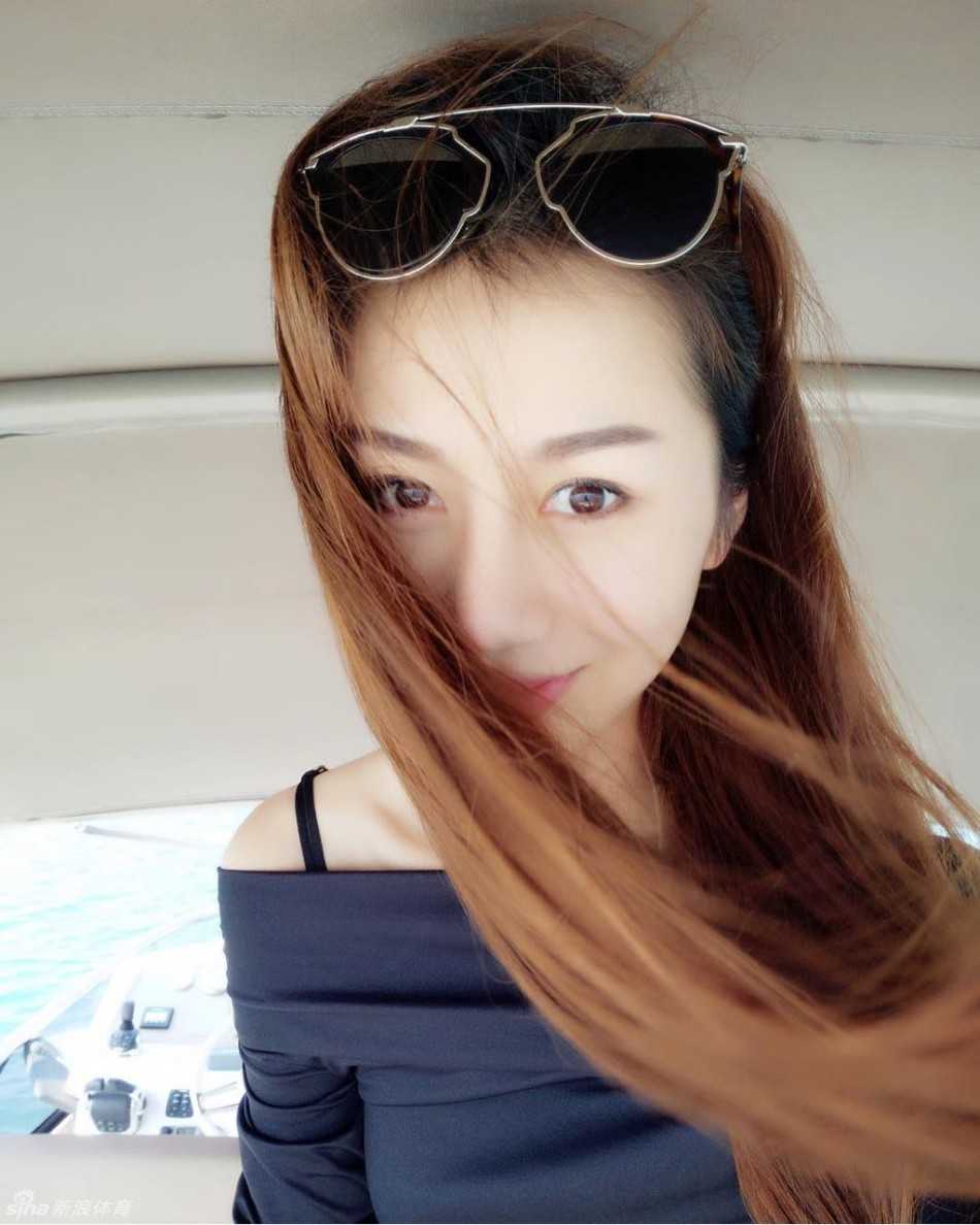 海风见证的爱恋 孙悦陈露海边假期甜蜜依旧 陈露穿着轻盈的夏日长裙,回眸一笑,发丝随风飘动,定格了这个海边最美的瞬间。