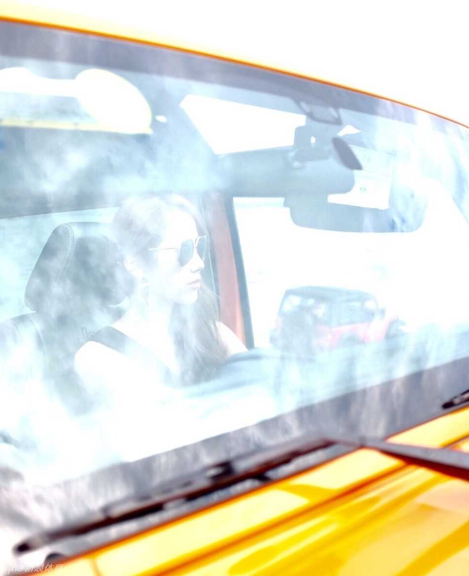 海风见证蜕变,陈露镜头前的明媚与坚韧 陈露戴着精致的草帽,眼神透过帽檐望向远方,嘴角带着一丝若有若无的笑意。背景是椰林树影,她简约的比基尼造型与热带风情完美融合,既有明星的派头,又不失亲切感。