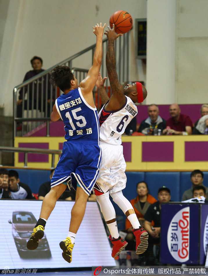 深圳三分雨淹没天津,李慕豪送惊天大帽捍卫主场 深圳队核心布朗送出精妙传球后,篮球在空中划出一道弧线,成功骗过防守球员,完美诠释了什么叫作声东击西。