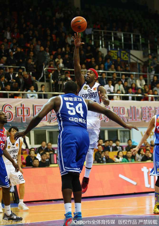 深圳三分雨淹没天津,李慕豪送惊天大帽捍卫主场 天津队外援马克希尔在深圳队多人包夹下,依然强行起跳上篮,身体对抗激烈,展现了强悍的球风。