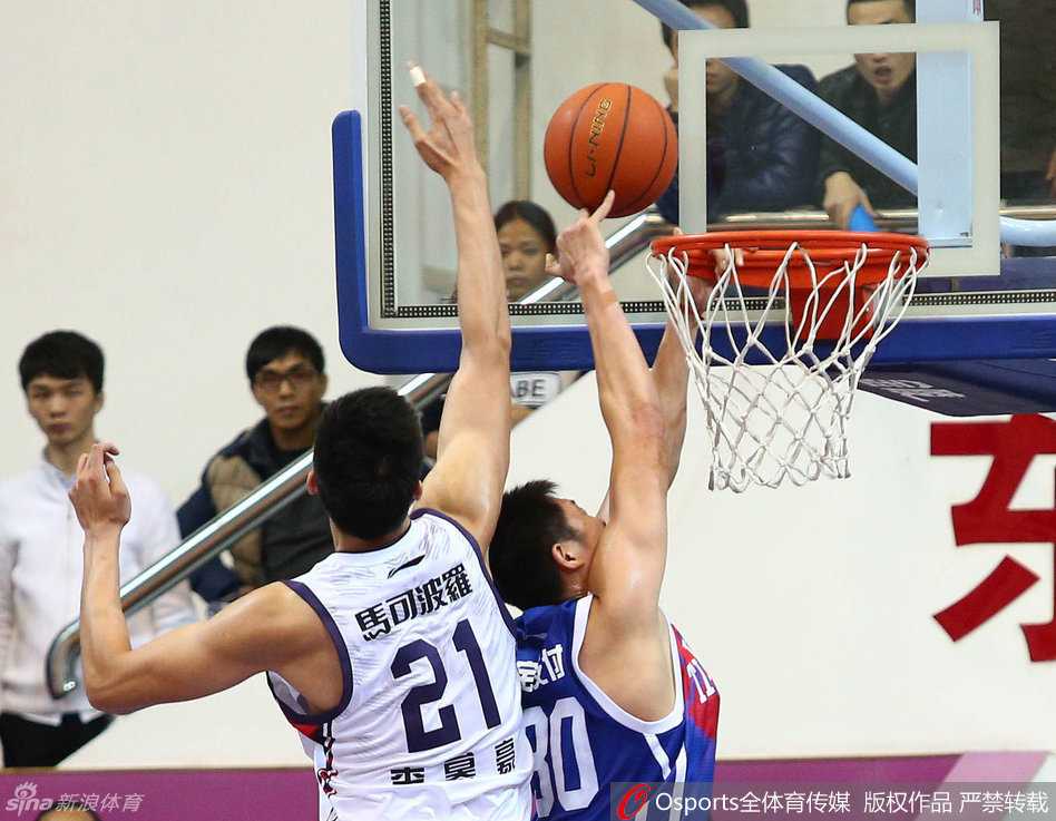 深圳三分雨淹没天津,李慕豪送惊天大帽捍卫主场 李慕豪高高跃起,如同排球扣杀一般,将天津队外援马克希尔的投篮无情地扇飞,这次盖帽力道十足,展现了其惊人的防守统治力。