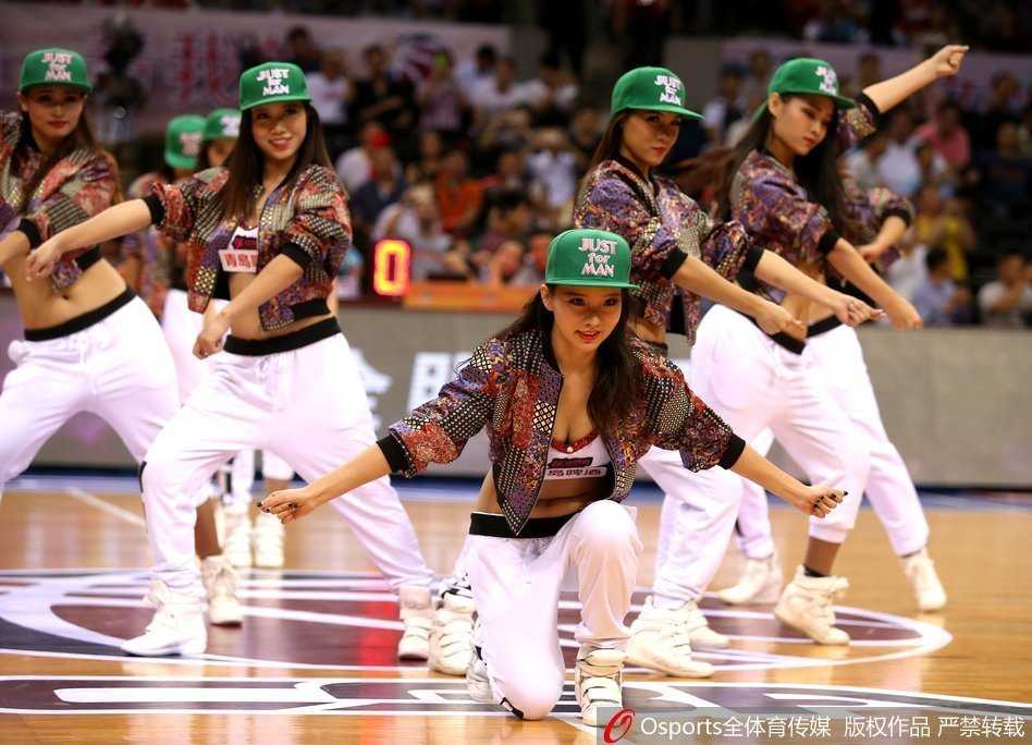 近距离特写镜头下，宝贝脸颊上贴着闪亮的水钻，专注的眼神配合极具张力的舞蹈动作，完美诠释了赛场上的激情与专业。