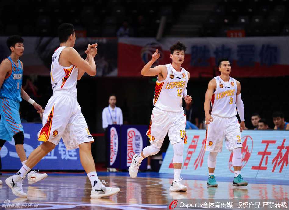 周琦在防守端张开双臂，那惊人的臂展如同天罗地网，彻底笼罩了深圳队的进攻路线，让对手的每一次传球和投篮都倍感压力。