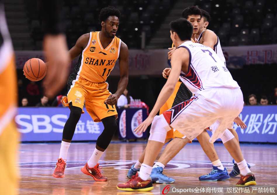 深圳山西上演冰与火之歌 一波三折险酿冲突 深圳队顾全在外线果断出手抛投,篮球划出一道美妙的弧线,直奔篮筐而去。