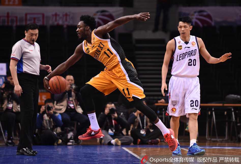 深圳山西上演冰与火之歌 一波三折险酿冲突 山西外援富兰克林如闪电般持球突破,他眼中只有篮筐,以一敌三也要强行上篮得分。