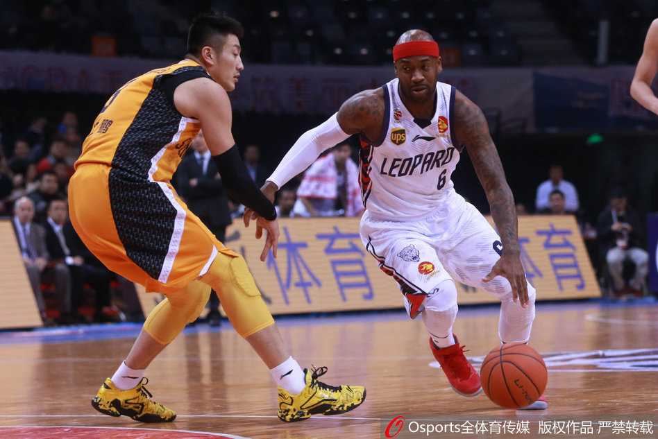 深圳山西上演冰与火之歌 一波三折险酿冲突 深圳队外援布朗面对山西队的严密防守,如同猎豹一般强行突破,瞬间撕开了对手的防线。