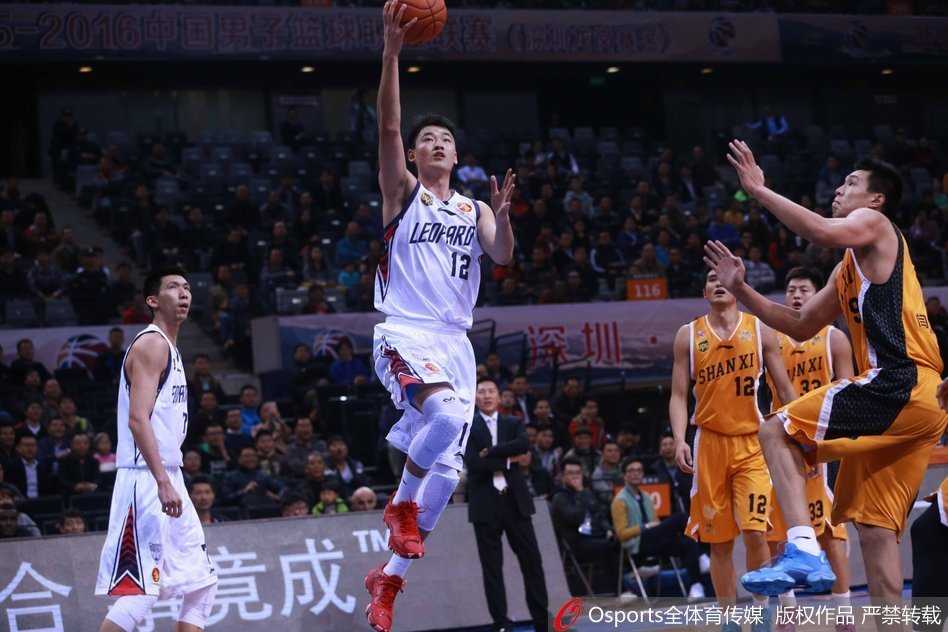 深圳山西上演冰与火之歌 一波三折险酿冲突 深圳队李慕豪在山西队内线群中高高跃起,以一记势大力沉的单手劈扣终结进攻。