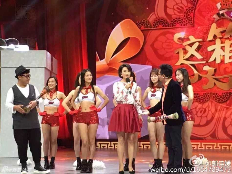 深圳炫舞团热力绽放 从赛场宝贝到生活美学引领者 炫舞团队员身穿黑色蕾丝内衣套装,外搭薄纱外套,展现性感曼妙的好身材,眼神自信充满魅力