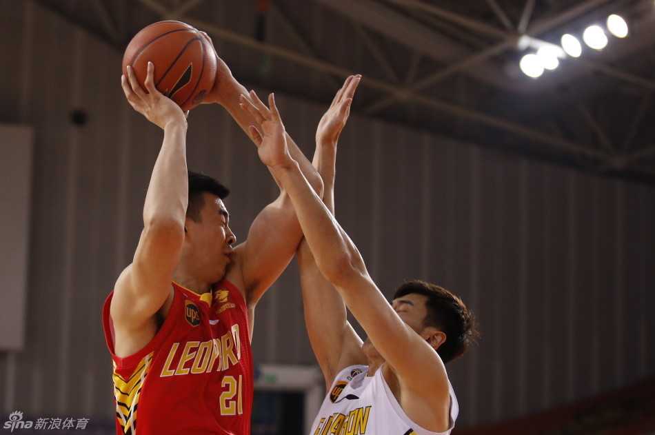 深圳烈豹2016赛季狂飙:李慕豪内线制霸,帕戈穿针引线 内线悍将李慕豪在人群中高高跃起,利用身高优势完成一次势在必进的篮下单打上篮。