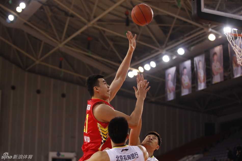 深圳烈豹2016赛季狂飙:李慕豪内线制霸,帕戈穿针引线 篮下瞬间变成激烈战场,李慕豪与对方大外援在内线进行强硬的身体对抗和卡位纠缠。