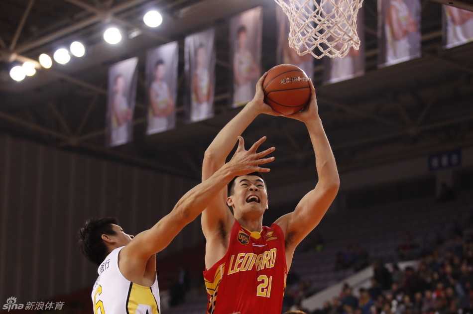 深圳烈豹2016赛季狂飙:李慕豪内线制霸,帕戈穿针引线 深圳外援帕戈持球观察队友跑位,面对防守人显得从容自信,即将送出关键一传。