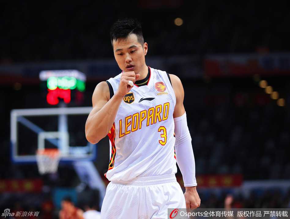 深圳烈豹主场激战,孟铎穿针引线李慕豪霸气怒扣 李慕豪接队友传球后,在两名防守球员的夹击下依然将球稳稳放入篮筐,打成了振奋人心的2+1。