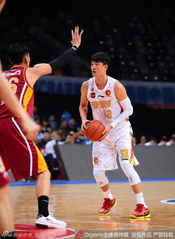 深圳烈豹主场激战,孟铎穿针引线李慕豪霸气怒扣 孟铎在比赛中展现了极高的篮球智商,他持球观察队友位置,随即送出一记精妙传球。