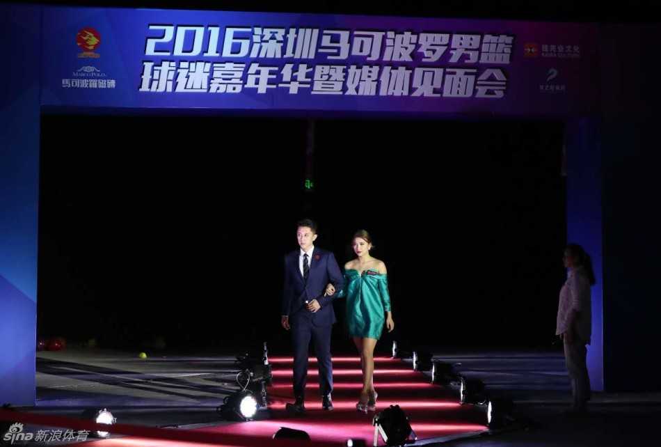 深圳烈豹变身时装男模 李慕豪领衔球场硬汉的T台首秀 伴随着动感的音乐,球员们在摄影棚里即兴跳起了开场舞,虽然动作不算专业但表情十分投入,特别是顾全略显笨拙的舞步引发现场阵阵欢笑。