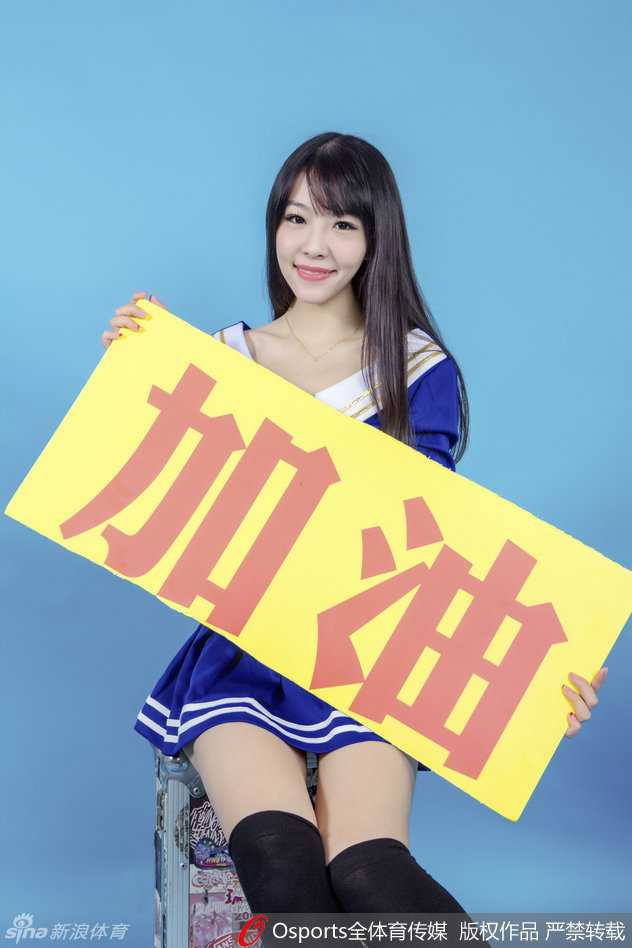 舞台上的篮球宝贝身姿曼妙，银色亮片短裙在灯光下熠熠生辉，她正随着音乐节拍扭动腰肢，散发出迷人的舞台魅力。